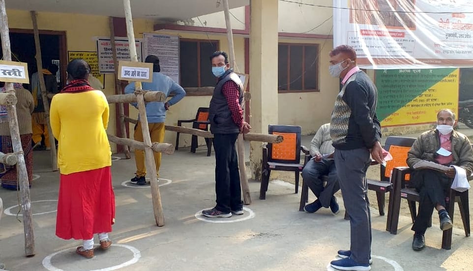 अफजलगढ़ में मतदान केंद्र का निरीक्षण करते सीडीओ व सीओ। अफजलगढ़ में मतदान केंद्र का निरीक्षण करते सीडीओ व सीओ।