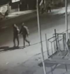 बिजनौर में सीसीटीवी कैमरे में केद हुए मोबाइल की दुकान में 50 लाख की चोरी करने वाले संदिग्ध। बिजनौर में सीसीटीवी कैमरे में केद हुए मोबाइल की दुकान में 50 लाख की चोरी करने वाले संदिग्ध।