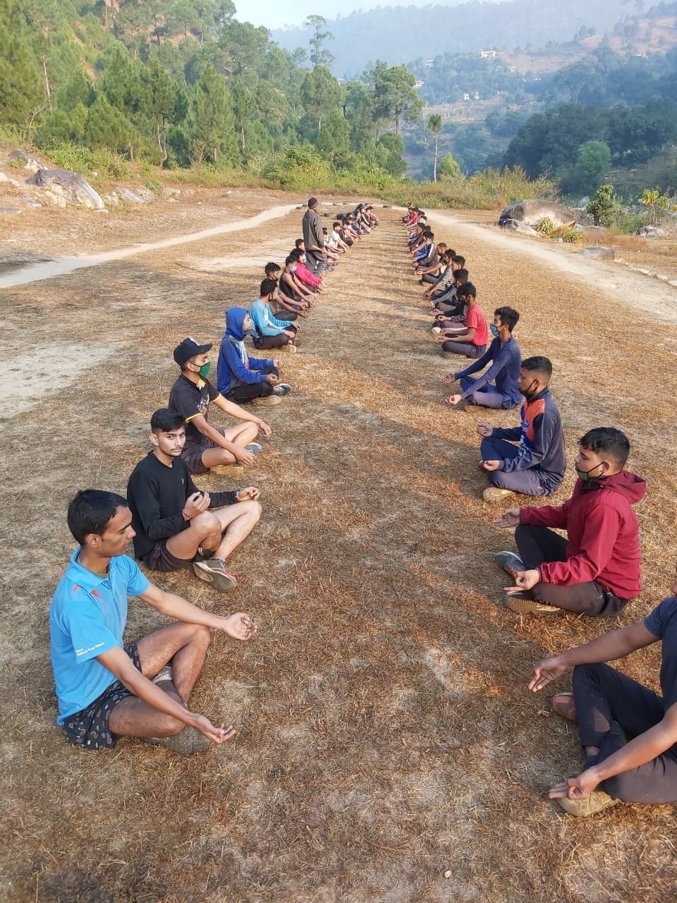 बागेश्वर के रूनीखेत में सैन्य प्रशिक्षण के दौरान योगाभ्यास करते प्रशिक्षु। संवाद न्यूज एजेंसी बागेश्वर के रूनीखेत में सैन्य प्रशिक्षण के दौरान योगाभ्यास करते प्रशिक्षु। संवाद न्यूज एजेंसी