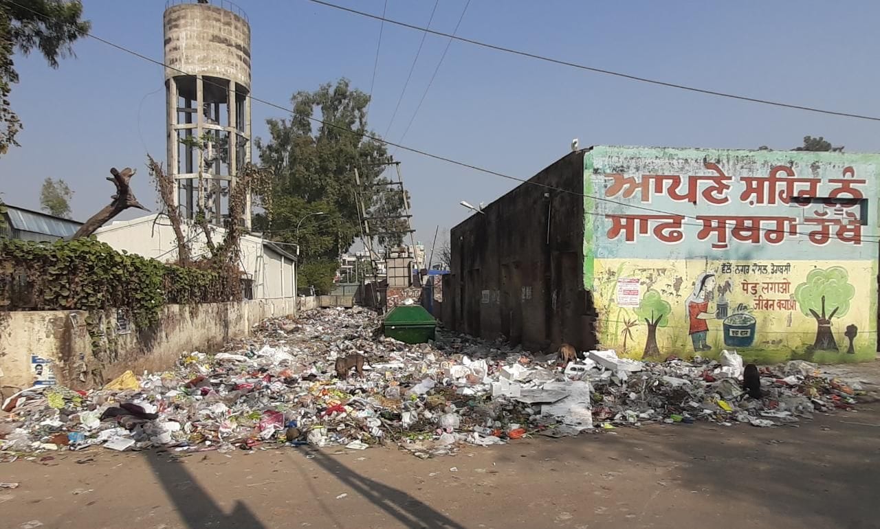 डेराबस्सी में सफाई कर्मियों की हड़ताल से लगे गंदगी के ढेर। डेराबस्सी में सफाई कर्मियों की हड़ताल से लगे गंदगी के ढेर।