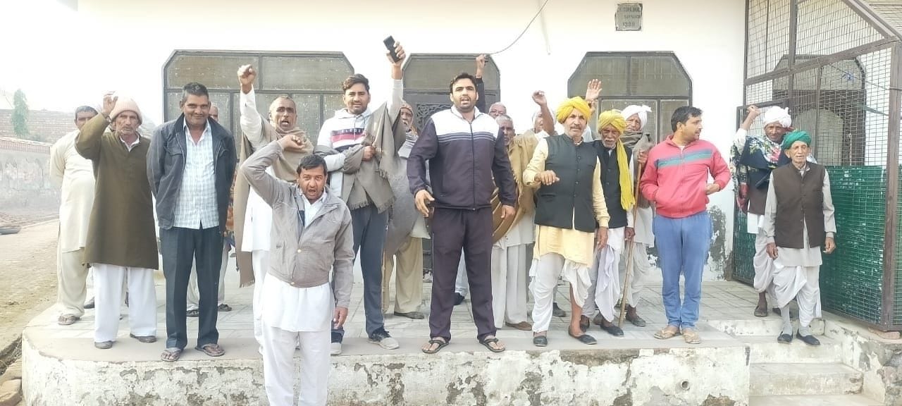 रधाना गांव में नारेबाजी करते चहल खाप के लोग। रधाना गांव में नारेबाजी करते चहल खाप के लोग।