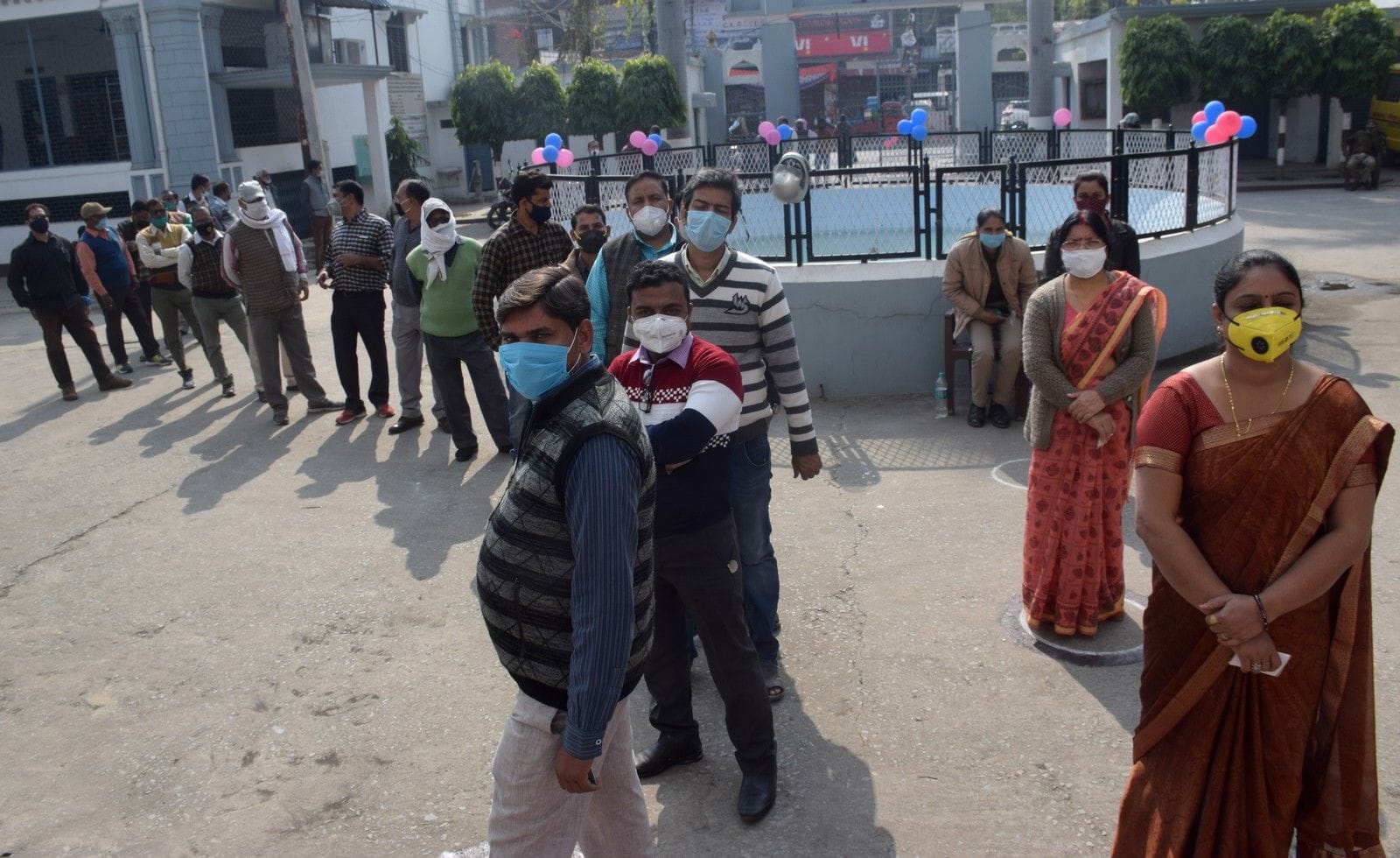 शिब्ली कालेज में स्नातक एमएलसी के मतदान के लिए खड़े लोग। शिब्ली कालेज में स्नातक एमएलसी के मतदान के लिए खड़े लोग।