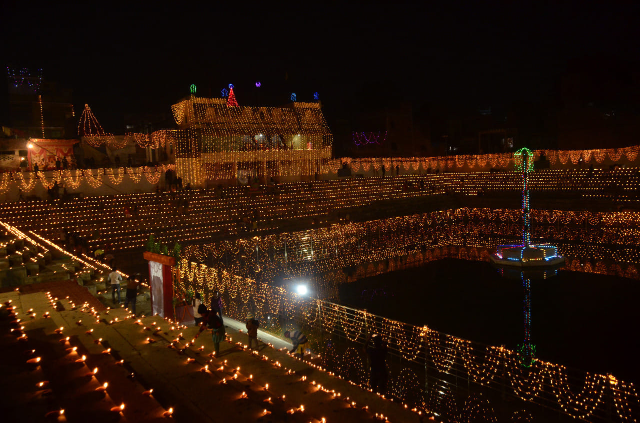 देव दीपावली पर 51 हजार दीपों से जगमगाता चौकियां स्थित मां शीतला धाम का पोखरा।