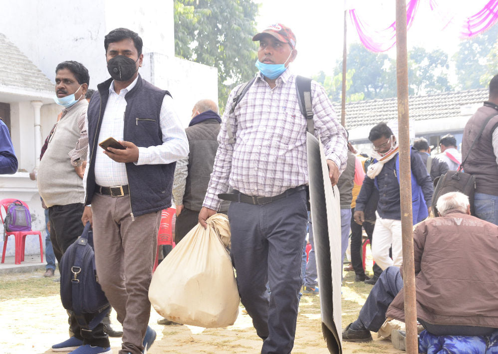 कलेक्ट्रेट परिसर से चुनाव सामग्री लेकर बूथों की ओर रवाना होते कार्मिक। कलेक्ट्रेट परिसर से चुनाव सामग्री लेकर बूथों की ओर रवाना होते कार्मिक।