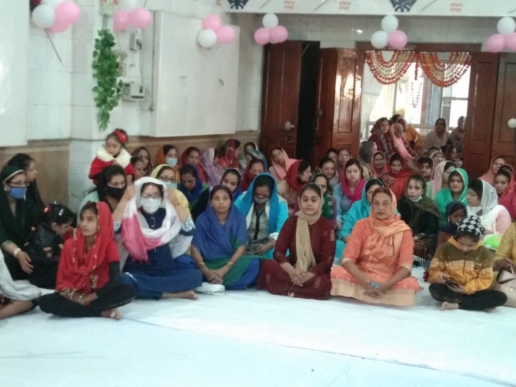 गुरूनानक देव के प्रकाशोत्सव पर भजन कीर्तन में शामिल महिला श्रद्घालु गुरूनानक देव के प्रकाशोत्सव पर भजन कीर्तन में शामिल महिला श्रद्घालु