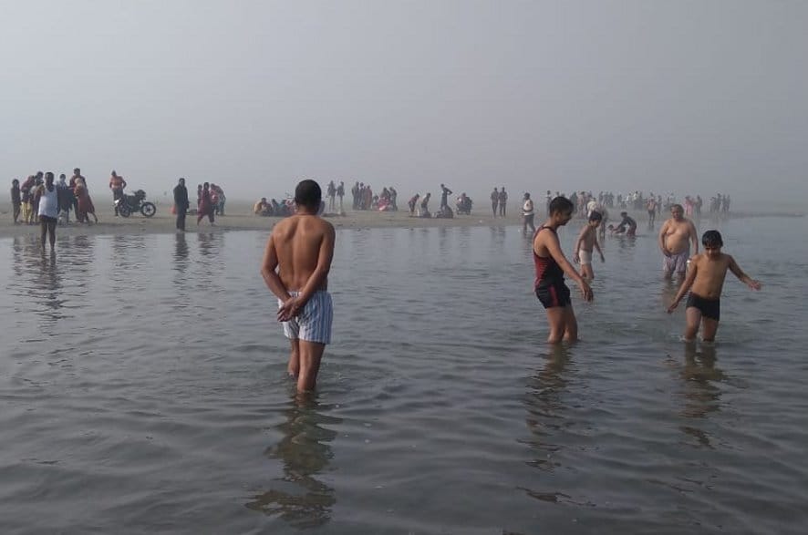 नांगलसोती के गंगाघाट पर स्नान करते श्रद्धालु। नांगलसोती के गंगाघाट पर स्नान करते श्रद्धालु।