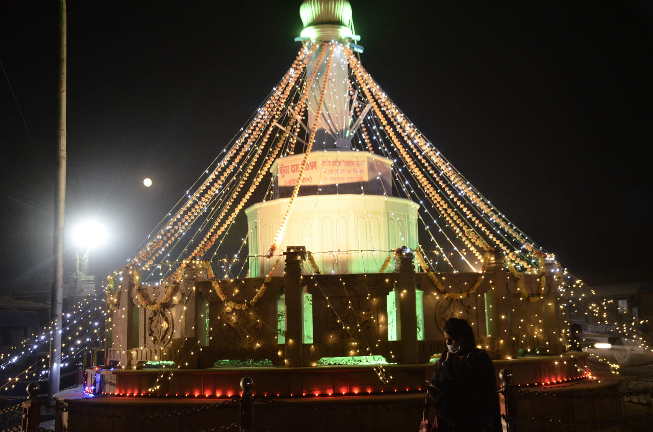 देव दीपावली पर झालरों से जग मगाता पचहटिया चौराहा।
