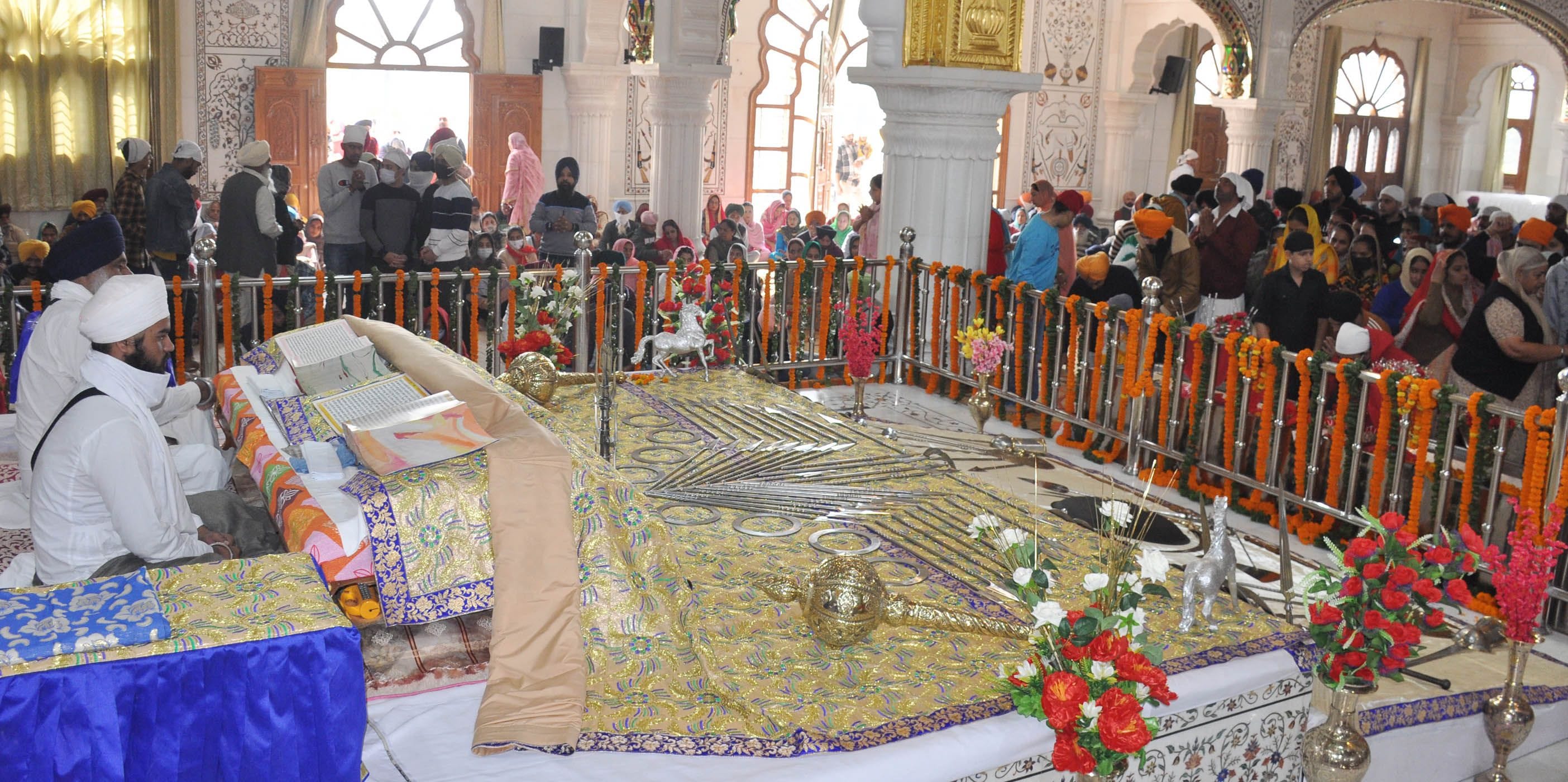 मोहाली के गुरुद्वारा सिंह शहीदां सोहाना में माथा टेकती संगत।