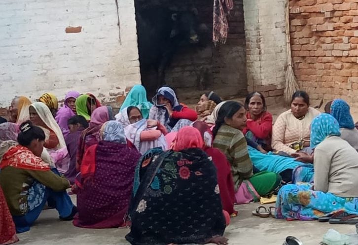 उन्नाव ः माखी गांव में घर गमगीन बैठे मृत अधिवक्ता महेंद्र सिंह के परिजन। उन्नाव ः माखी गांव में घर गमगीन बैठे मृत अधिवक्ता महेंद्र सिंह के परिजन।