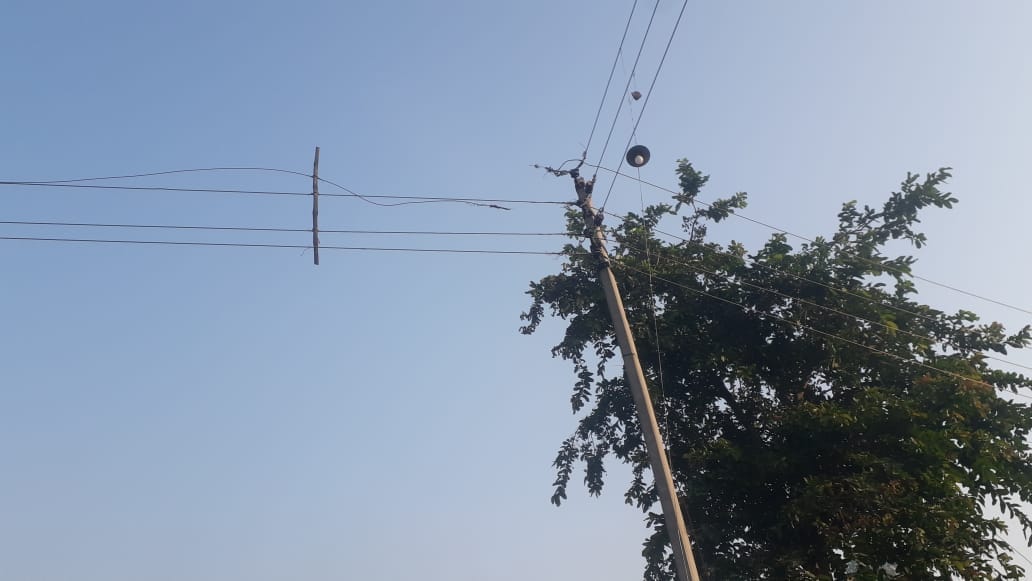 खंभे के ऊपर टूटा एचटी लाइन का तार । संवाद खंभे के ऊपर टूटा एचटी लाइन का तार । संवाद