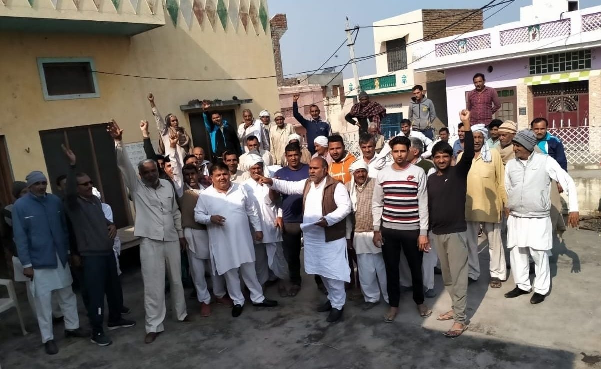 बीबीपुर गांव में पंचायत कर सरकार के खिलाफ रोष जताते ग्रामीण। अमर उजाला बीबीपुर गांव में पंचायत कर सरकार के खिलाफ रोष जताते ग्रामीण। अमर उजाला
