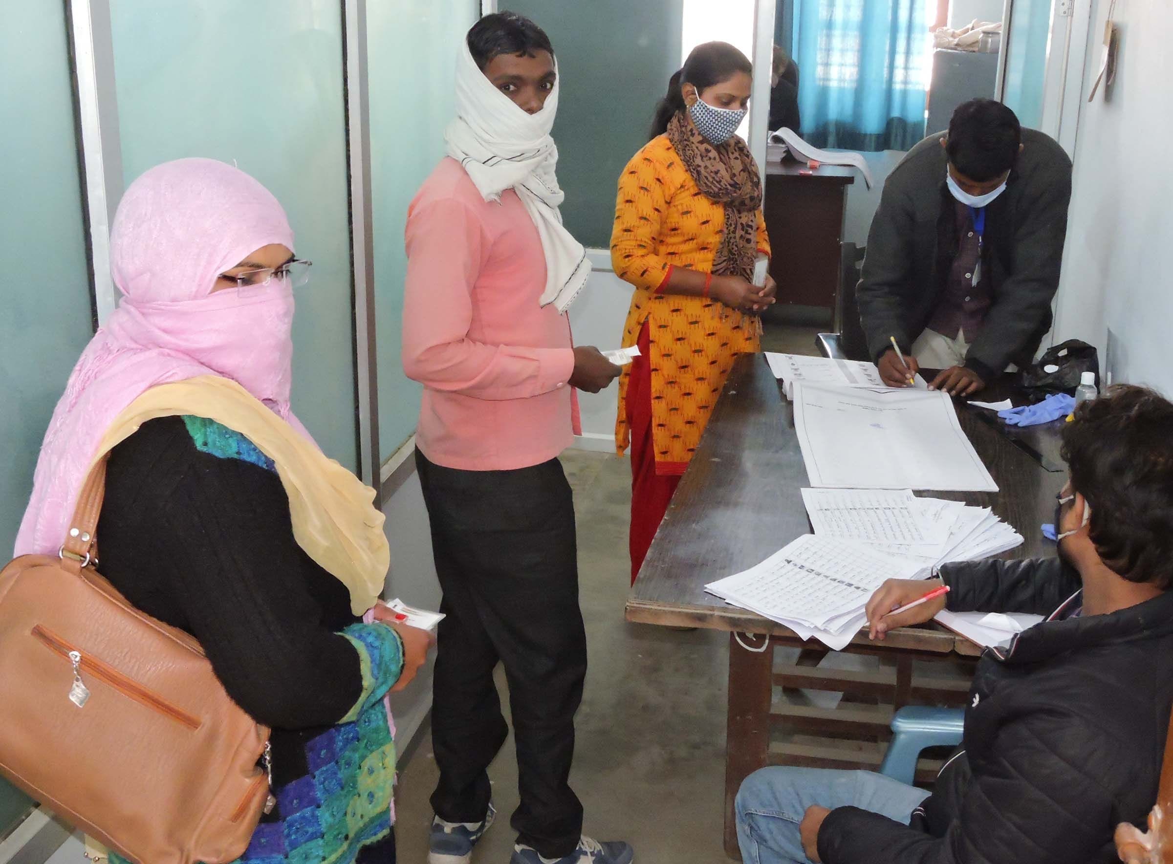 सदर ब्लाक में स्नातक एमएलसी के लिए मतदान करने मतपत्र लेते मतदाता। सदर ब्लाक में स्नातक एमएलसी के लिए मतदान करने मतपत्र लेते मतदाता।