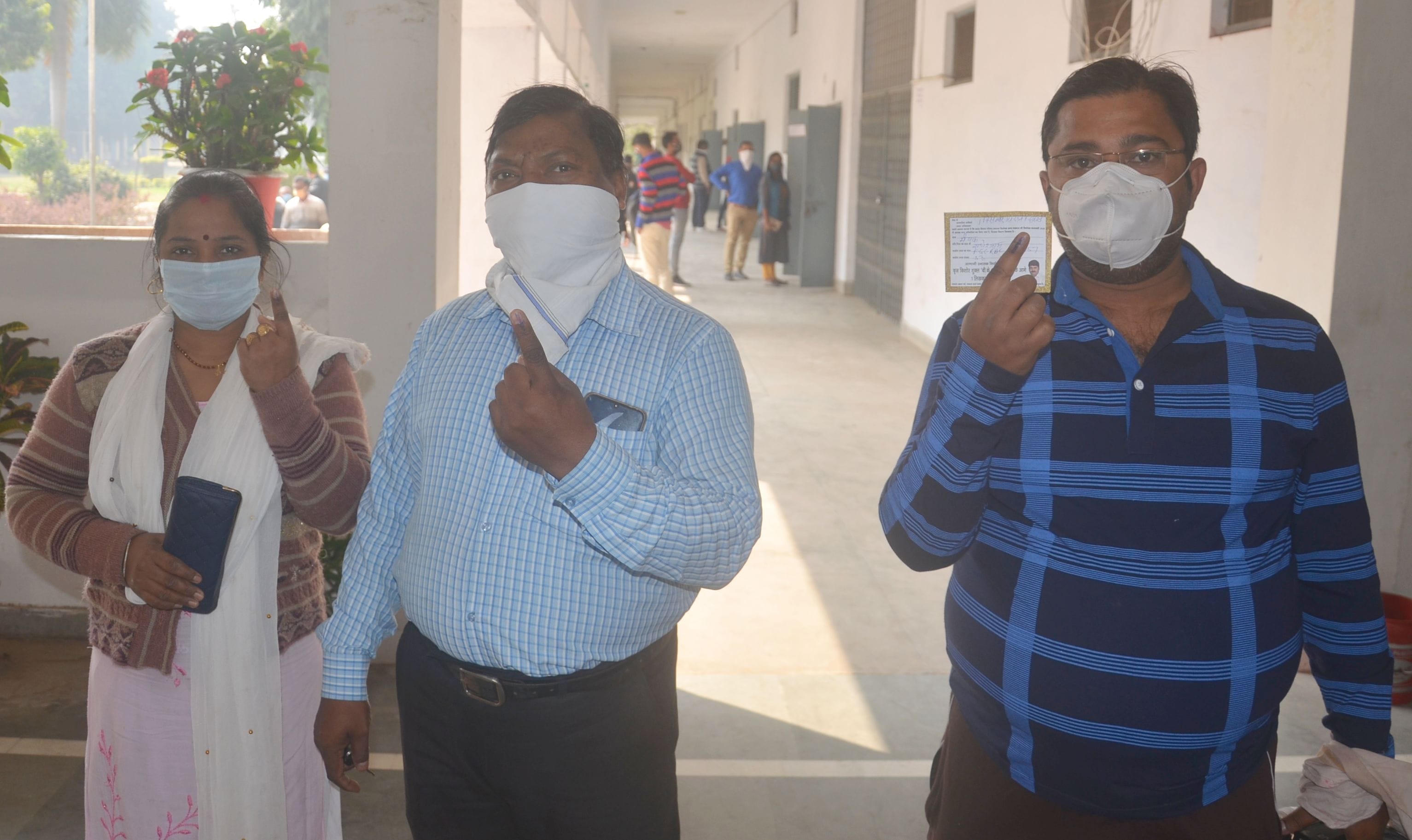 रायबरेली में मंगलवार को शिक्षक व स्नातक एमएलसी पद के लिए मतदान के बाद एफजी कॉलेज बूथ के बाहर उंगल? रायबरेली में मंगलवार को शिक्षक व स्नातक एमएलसी पद के लिए मतदान के बाद एफजी कॉलेज बूथ के बाहर उंगल?