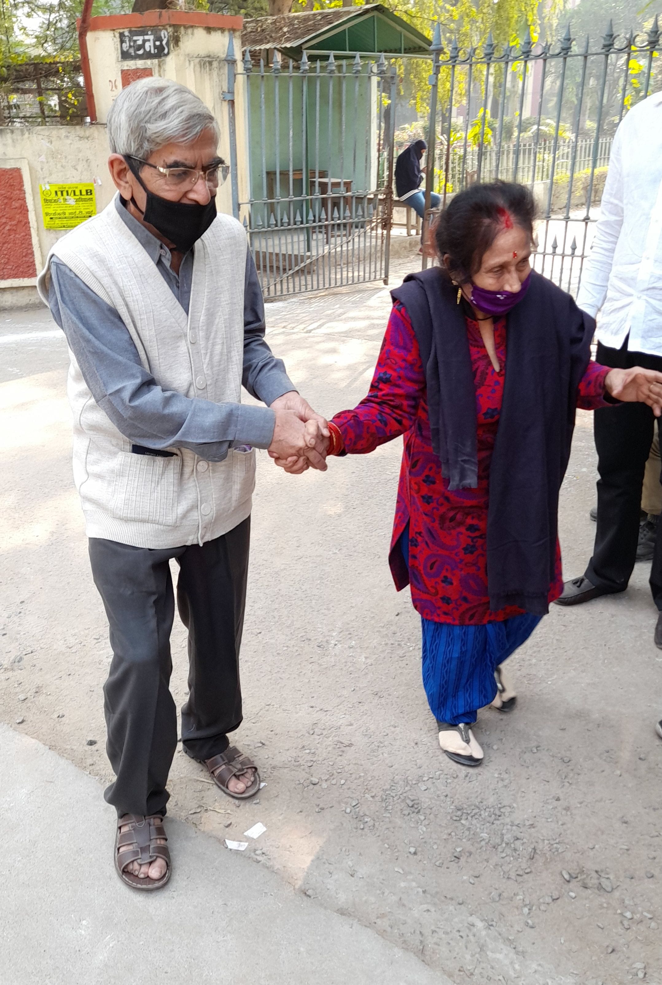 रायबरेली में मंगलवार को शिक्षक व स्नातक एमएलसी पद के लिए एफजी कॉलेज बूथ पर मतदान करने के बाद बाहर ? रायबरेली में मंगलवार को शिक्षक व स्नातक एमएलसी पद के लिए एफजी कॉलेज बूथ पर मतदान करने के बाद बाहर ?