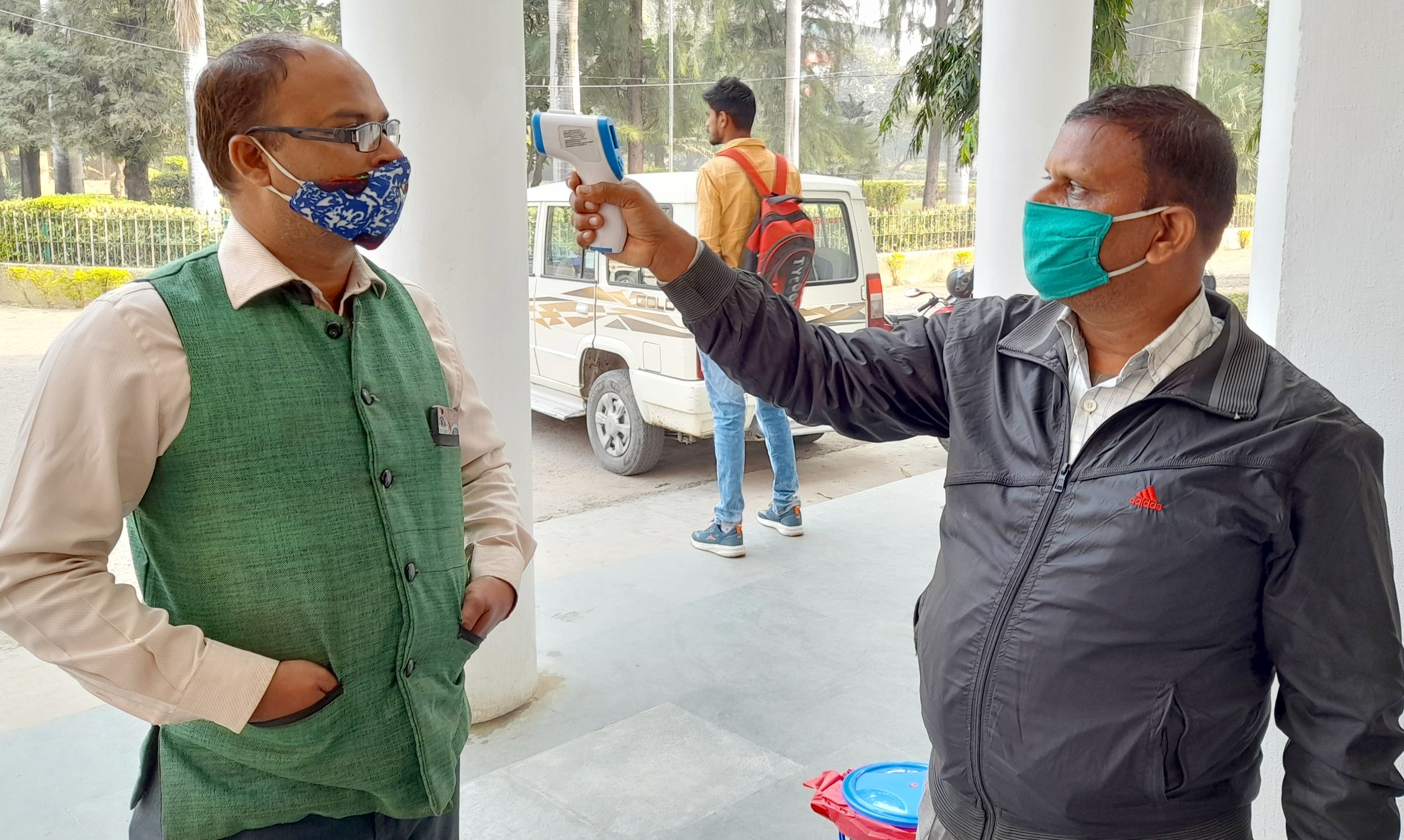 रायबरेली में मंगलवार को शिक्षक व स्नातक एमएलसी पद के लिए एफजी कॉलेज में मतदान से पहले वोटर की स्क? रायबरेली में मंगलवार को शिक्षक व स्नातक एमएलसी पद के लिए एफजी कॉलेज में मतदान से पहले वोटर की स्क?