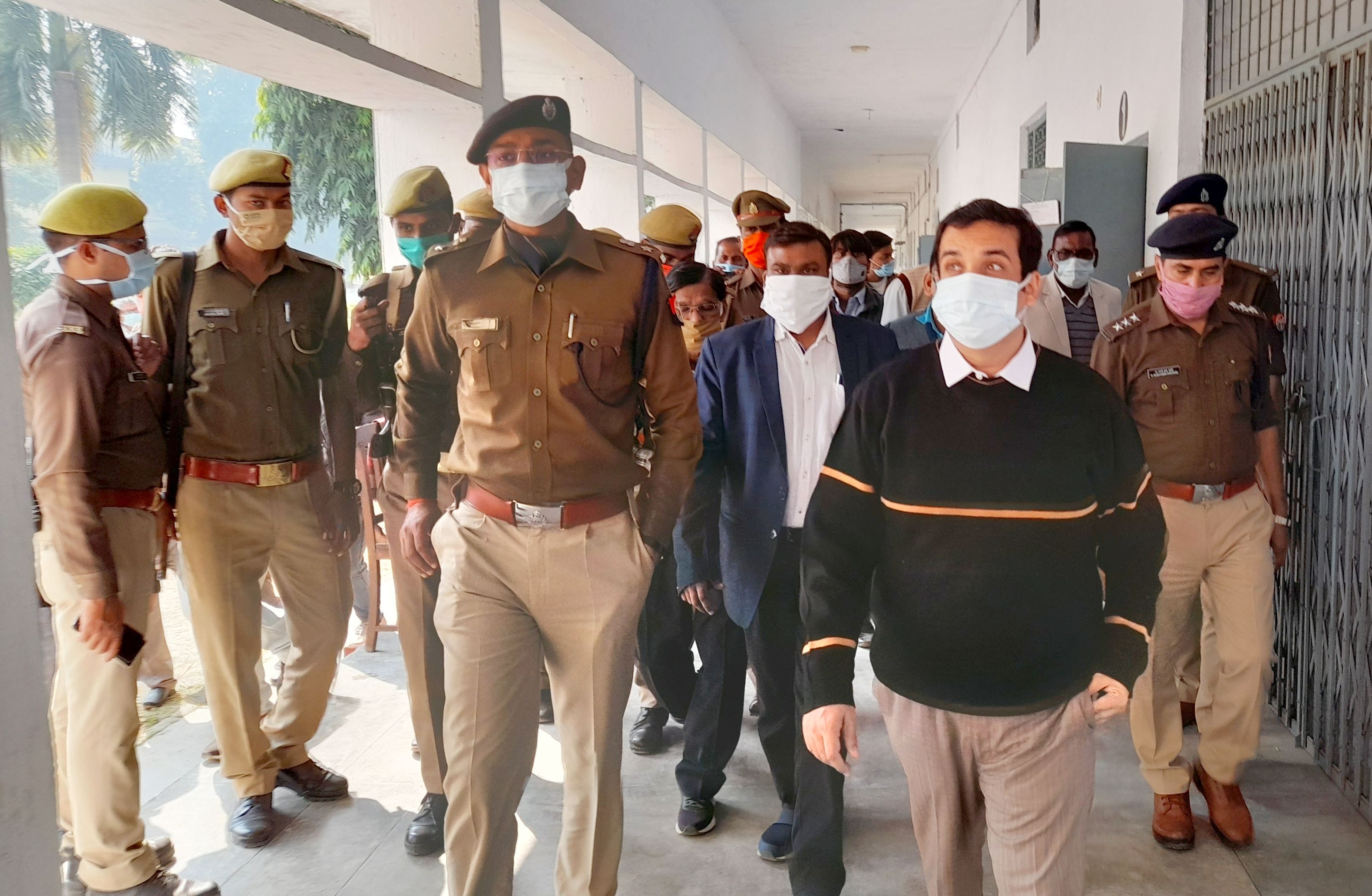 रायबरेली में मंगलवार को शिक्षक व स्नातक एमएलसी पद के लिए एफजी कॉलेज में मतदान के दौरान सुरक्षा की रायबरेली में मंगलवार को शिक्षक व स्नातक एमएलसी पद के लिए एफजी कॉलेज में मतदान के दौरान सुरक्षा की