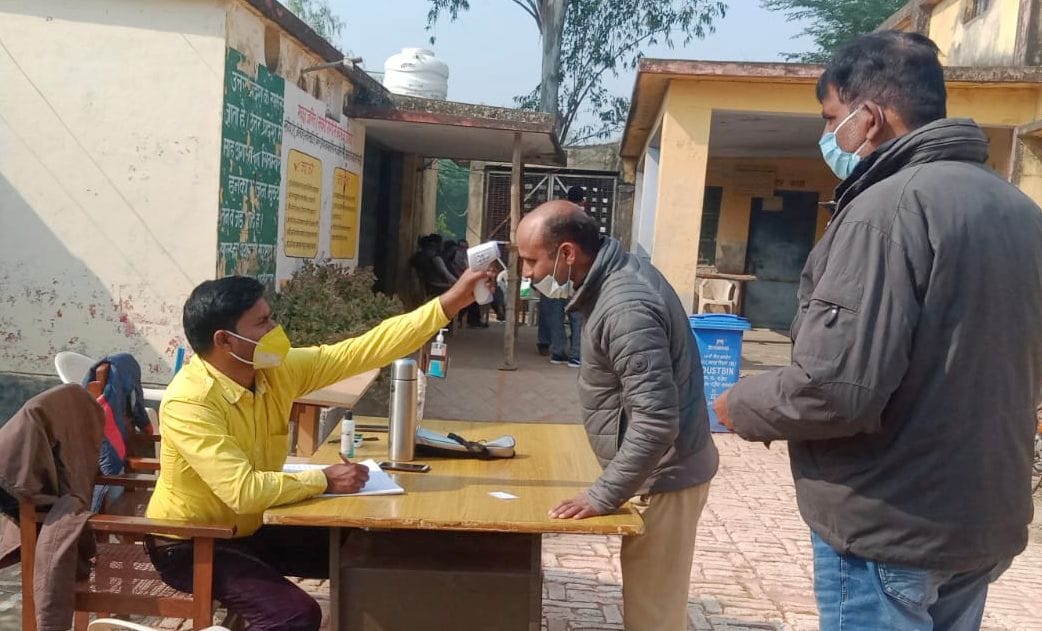 रायबरेली में मंगलवार को शिक्षक व स्नातक एमएलसी पद के लिए परशदेपुर में मतदान से पहले वोटर की स्क्र रायबरेली में मंगलवार को शिक्षक व स्नातक एमएलसी पद के लिए परशदेपुर में मतदान से पहले वोटर की स्क्र