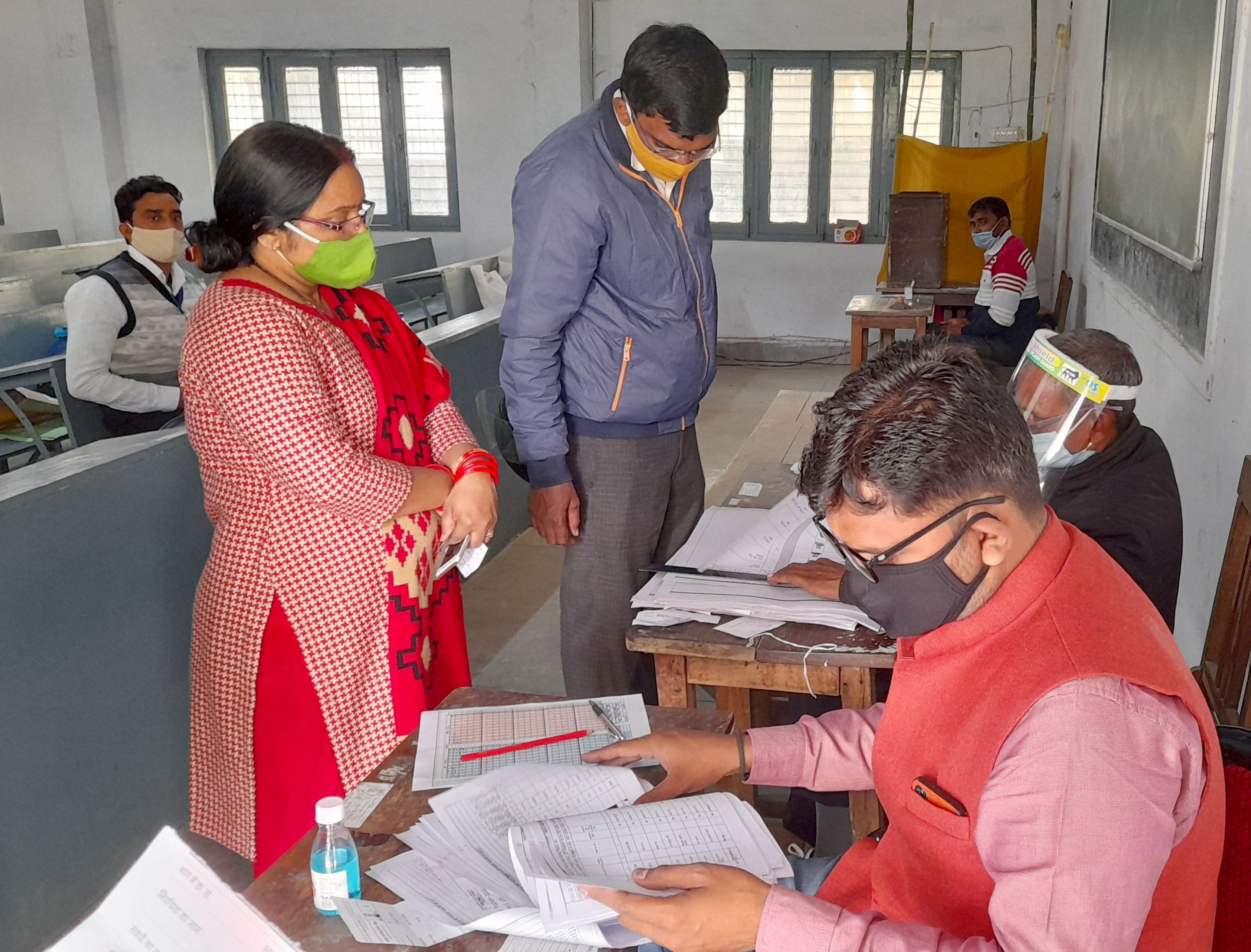 रायबरेली में मंगलवार को शिक्षक व स्नातक एमएलसी पद के लिए मतदान के लिए एफजी कॉलेज बूथ में औपचारिकत रायबरेली में मंगलवार को शिक्षक व स्नातक एमएलसी पद के लिए मतदान के लिए एफजी कॉलेज बूथ में औपचारिकत