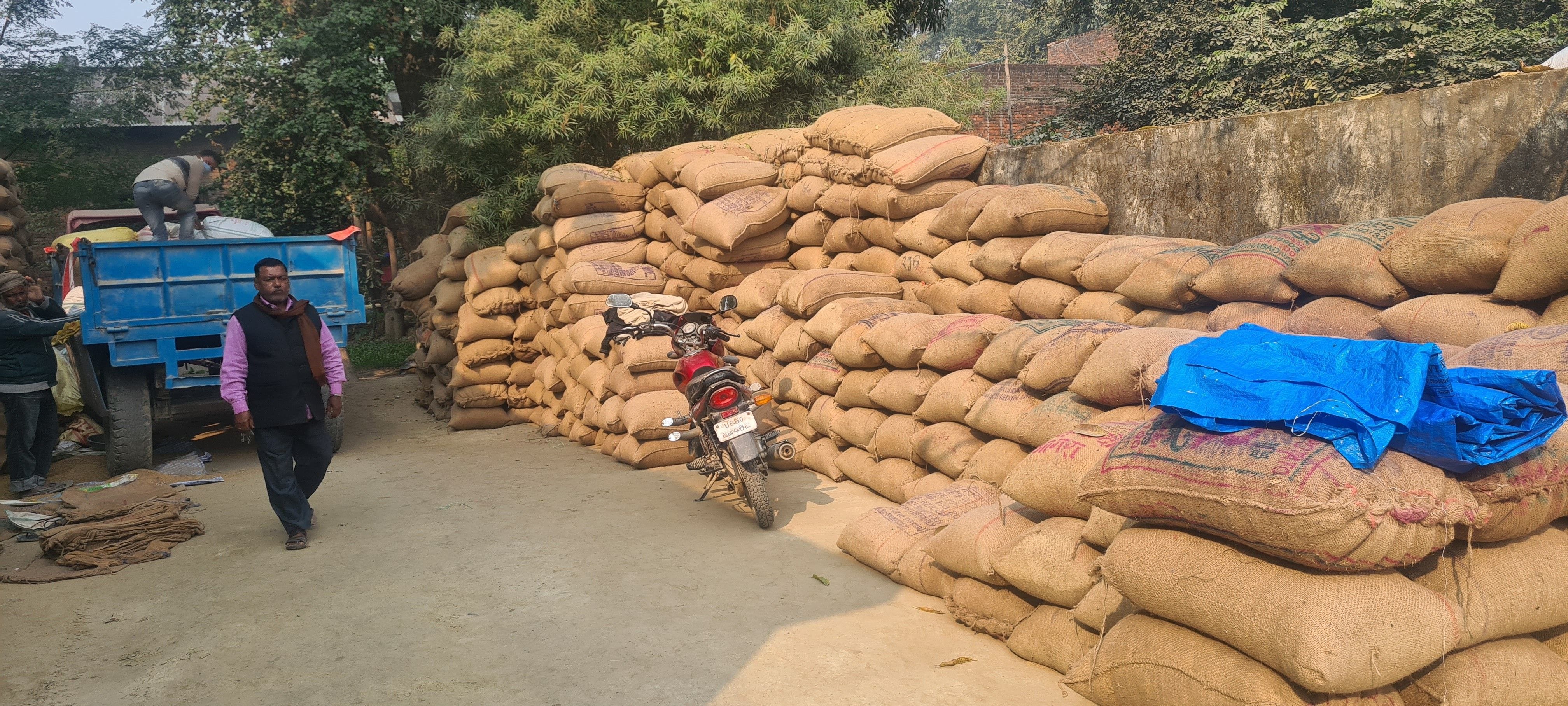 जहानागंज एफसीआई गोदाम पर रखें धान। जहानागंज एफसीआई गोदाम पर रखें धान।
