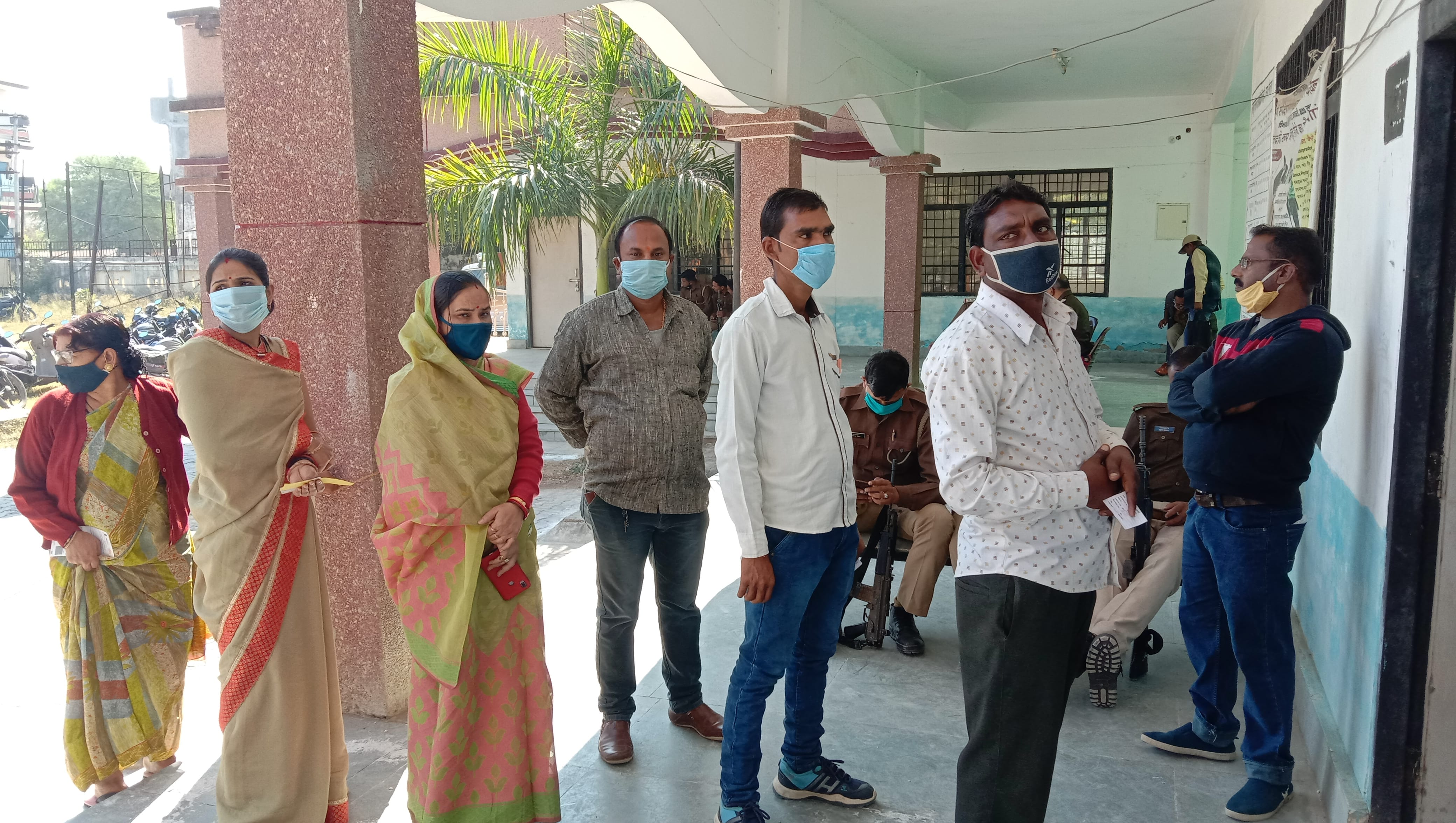 स्नातक एमएलसी चुनाव में वोट डालने के लिए लाइन में खड़े मतदाता