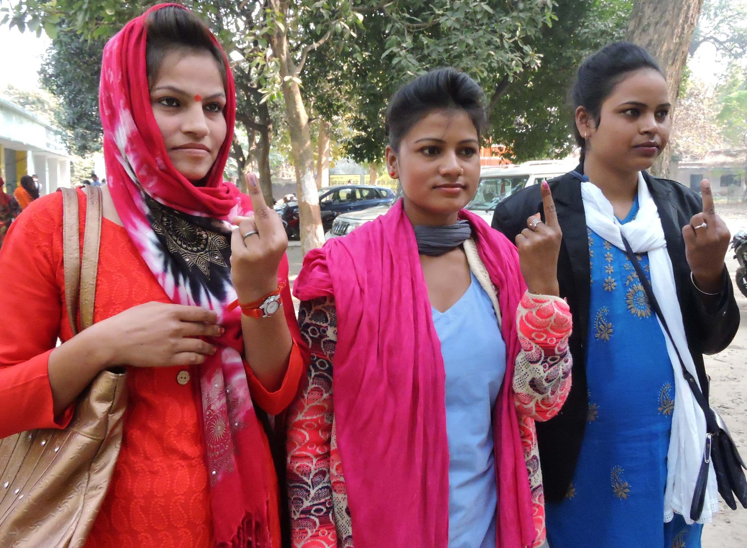 स्नातक एमएलसी के लिए सदर ब्लाक में मतदान कर अमिट स्याही दिखाती युवतियां। स्नातक एमएलसी के लिए सदर ब्लाक में मतदान कर अमिट स्याही दिखाती युवतियां।