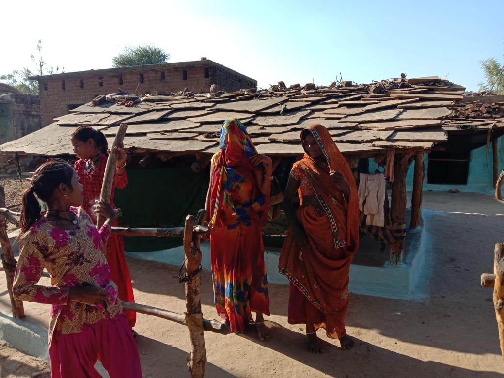 पारौल गाँव में पत्थर से बनी झोपड़ी में रहकर जीवन यापन करते आदिवासी महिलाएं पारौल गाँव में पत्थर से बनी झोपड़ी में रहकर जीवन यापन करते आदिवासी महिलाएं