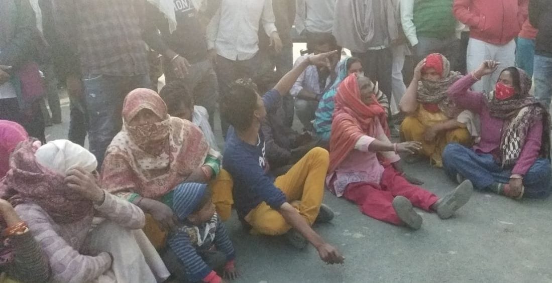 शाहपुर के गांव निरमानी के ग्रामीण जाम लगाते हुए । शाहपुर के गांव निरमानी के ग्रामीण जाम लगाते हुए ।