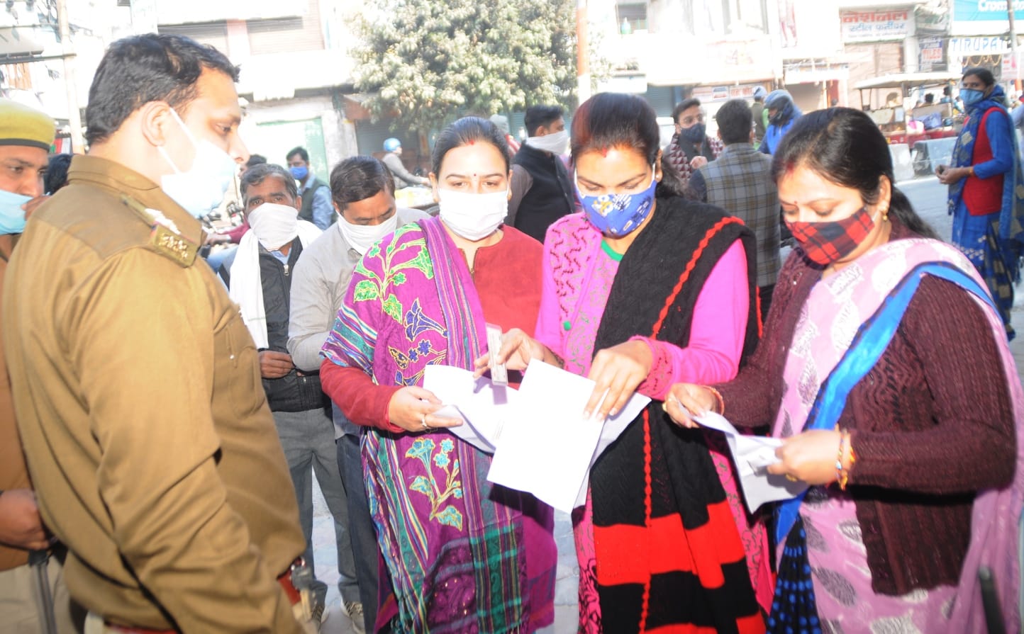शामली वीवी इंटर कॉलेज में मतदान स्थल पर आईडी चेक करते पुलिसकर्मी।