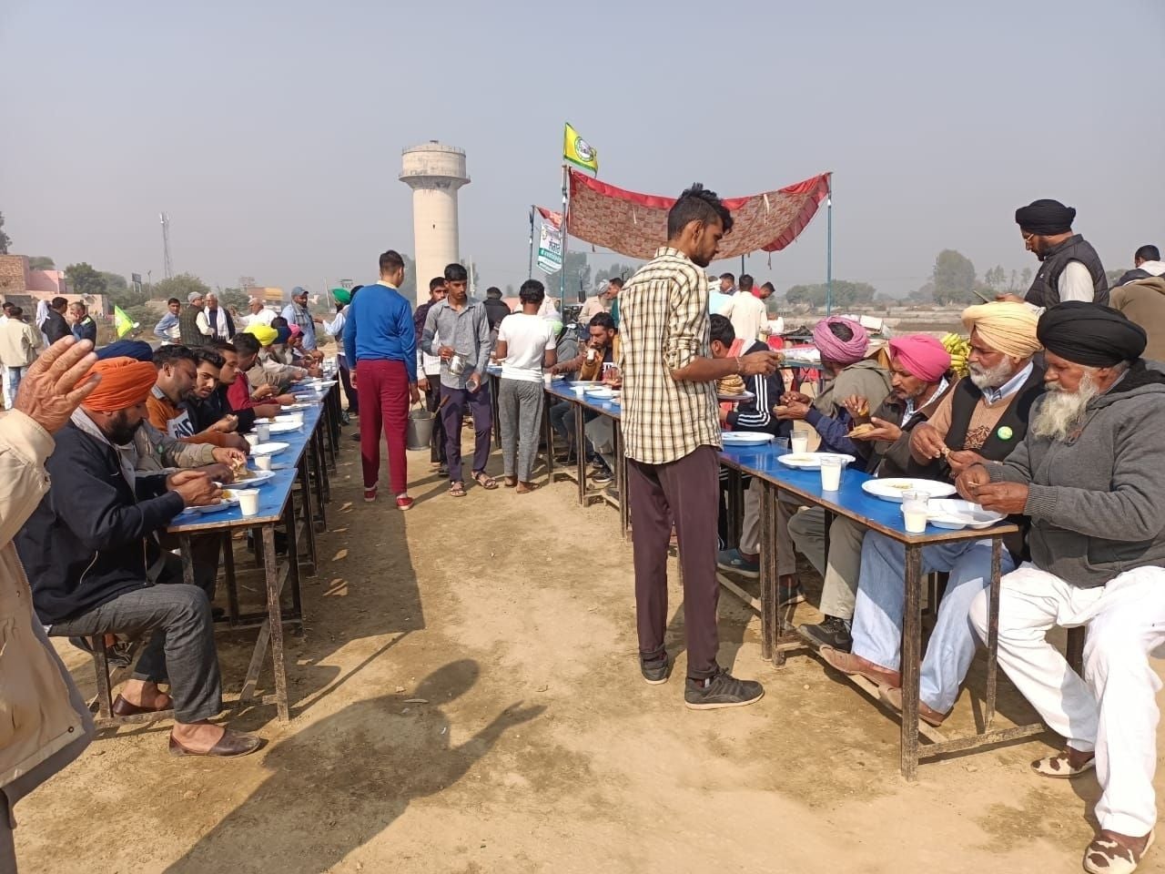 पोली गांव में चल रहे भंडारे में खाना खाते पंजाब के किसान। अमर उजाला पोली गांव में चल रहे भंडारे में खाना खाते पंजाब के किसान। अमर उजाला