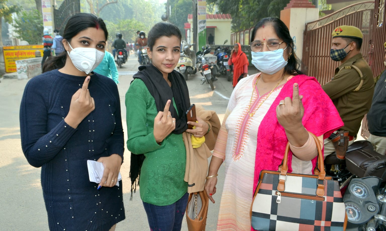 लखीमपुर जिला पंचायत के बाहर स्नातक एमएलसी चुनाव में वोट डालने के बाद स्याही का निशान दिखातीं युव?