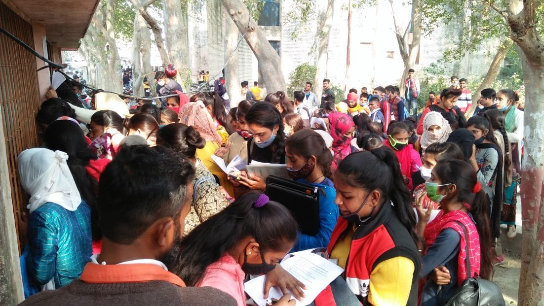 काशीपुर राधेहरि कॉलेज में प्रवेश स्थल पर लगी छात्र-छात्राओं की भीड़। संवाद न्यूज एजेंसी काशीपुर राधेहरि कॉलेज में प्रवेश स्थल पर लगी छात्र-छात्राओं की भीड़। संवाद न्यूज एजेंसी