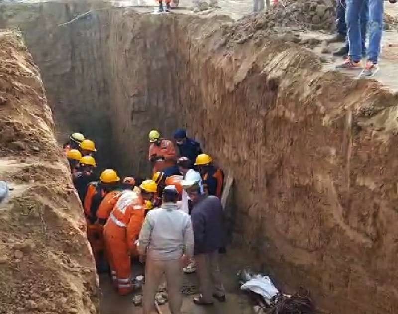 महोबा में बोरवेल से बच्चे को निकालने का प्रयास करती एनडीआरएफ टीम महोबा में बोरवेल से बच्चे को निकालने का प्रयास करती एनडीआरएफ टीम