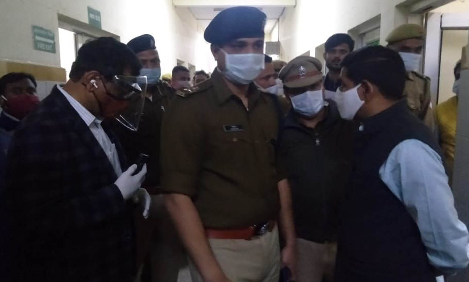 बांदा : जिला अस्पताल में आईजी के.सत्यनारायणा, डीएम आनंद कुमार सिंह और एसपी डा.एसएस मीणा आदि।