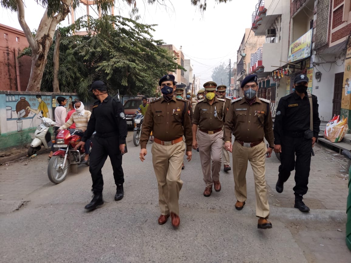 किरतपुर में एसपी डा.धर्मवीर सिंह के नेतृत्व में फ्लैग मार्च निकालती पुलिस। किरतपुर में एसपी डा.धर्मवीर सिंह के नेतृत्व में फ्लैग मार्च निकालती पुलिस।