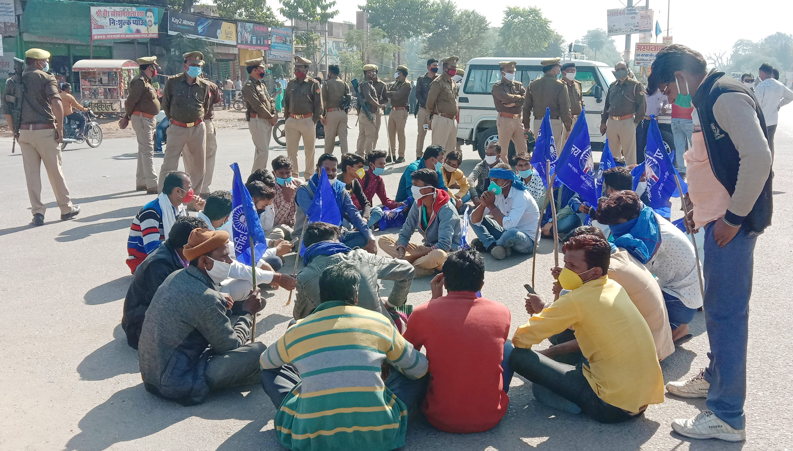 हाइवे पर बैठ कर प्रदर्शन करते भीम आर्मी व आजाद समाज पार्टी