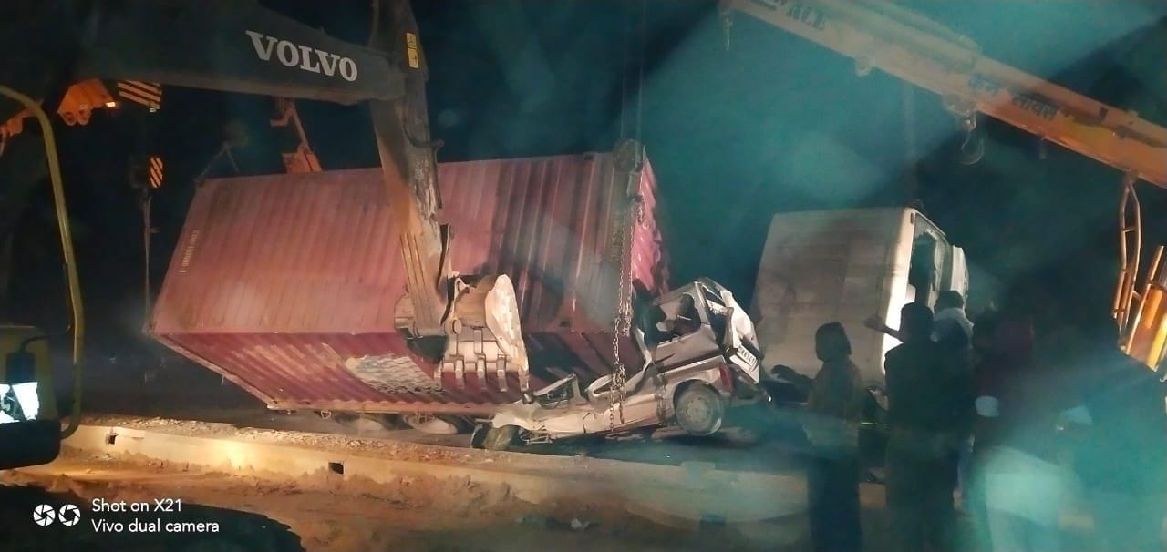 ईको कार पर पलटे कंटेनर को उठाती क्रेन।