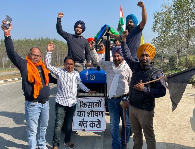 रामपुर हाईवे से दिल्ली जाते समय प्रदर्शन करते किसान। रामपुर हाईवे से दिल्ली जाते समय प्रदर्शन करते किसान।