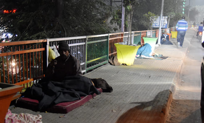 सहारनपुर के कोर्ट रोड़ पुल पर ठंड में जमीन पर सोते लोग। सहारनपुर के कोर्ट रोड़ पुल पर ठंड में जमीन पर सोते लोग।