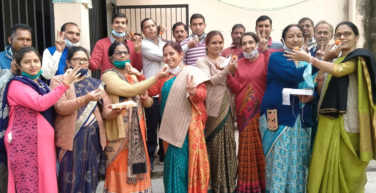 01ड्ढ भाजपा समर्थित प्रत्याशी की जीत के बाद आरएसएम डिग्री कालेज में मिठाई बांट खुशी मनाते शिक्षक।