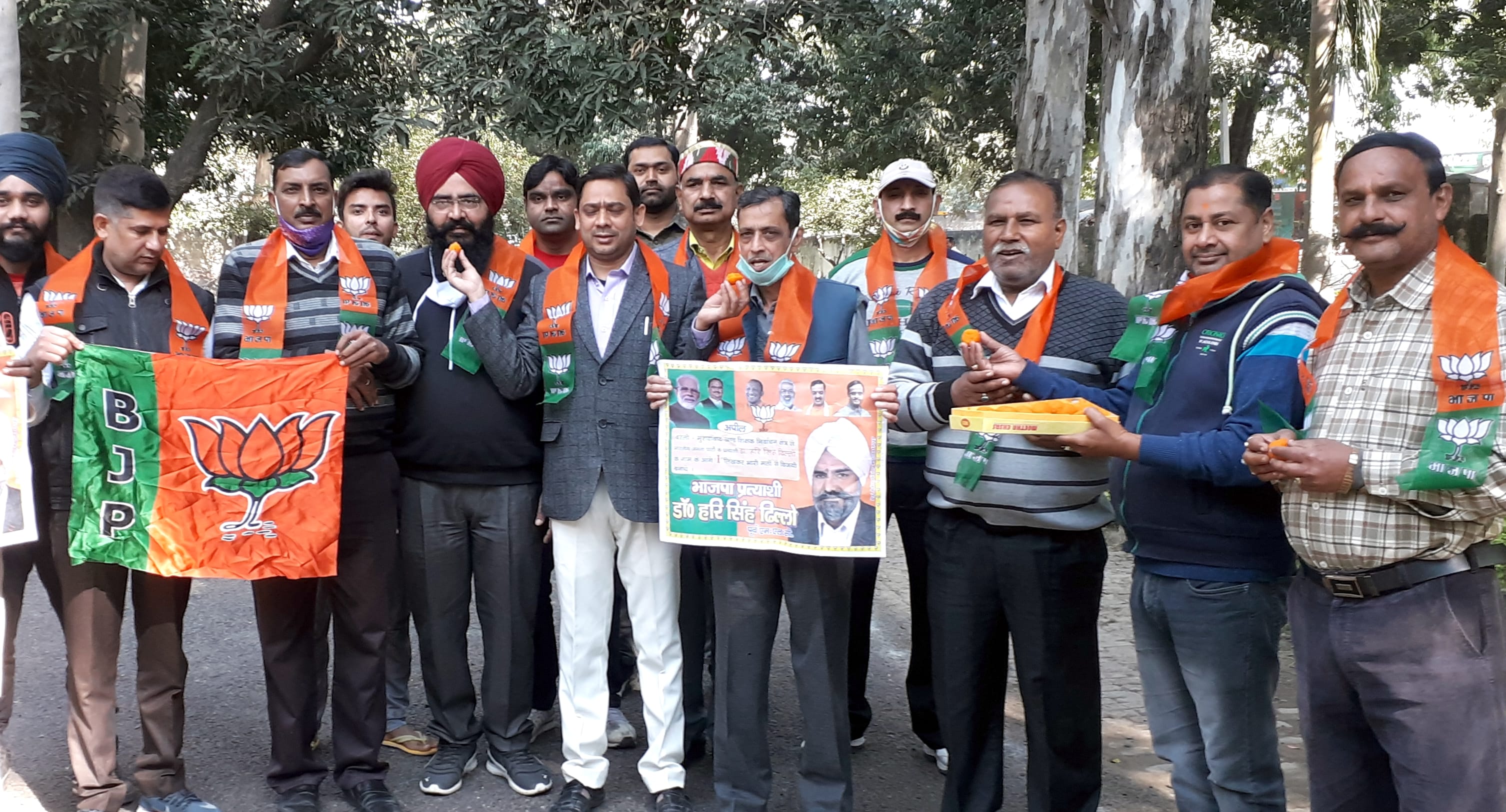 अफजलगढ़ में एमएलसी चुनाव में भाजपा उम्मीदवार की जीत पर एक दूसरे को मिठाई खिलाते भाजपा कार्यकर्त?