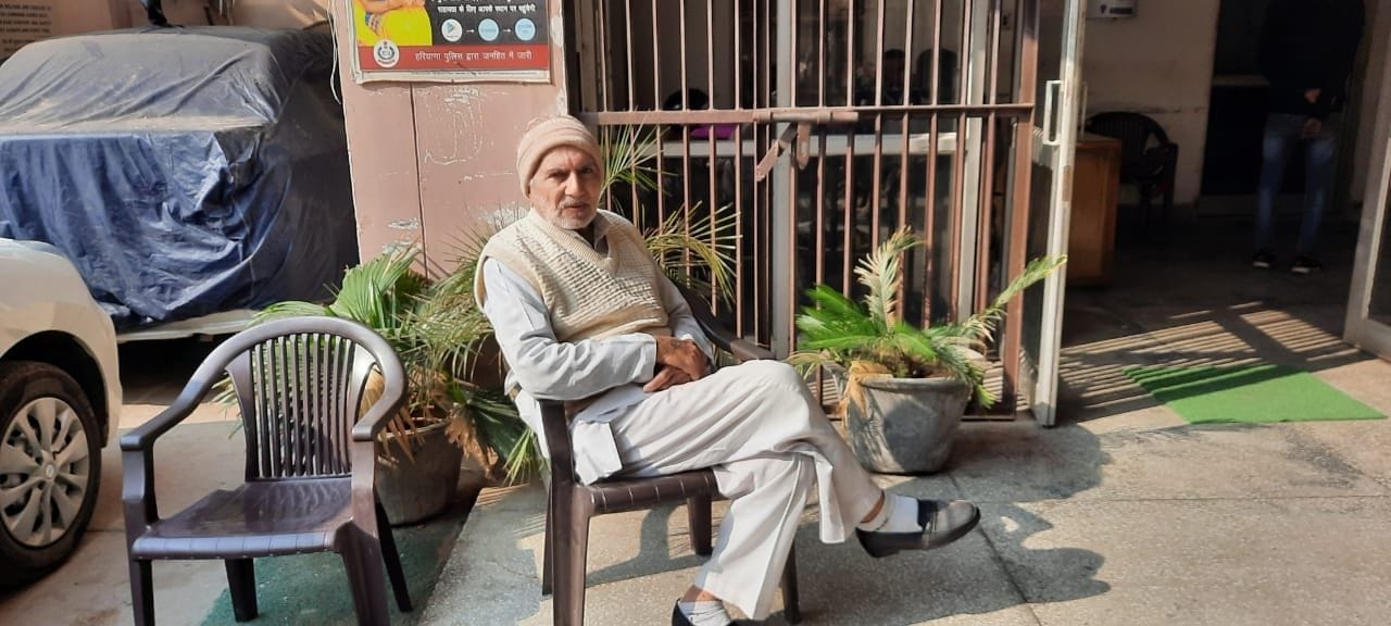  शहर थाना में न्याय की गुहार लगाने पहुंचा बुजुर्ग दौलतराम। संवाद 