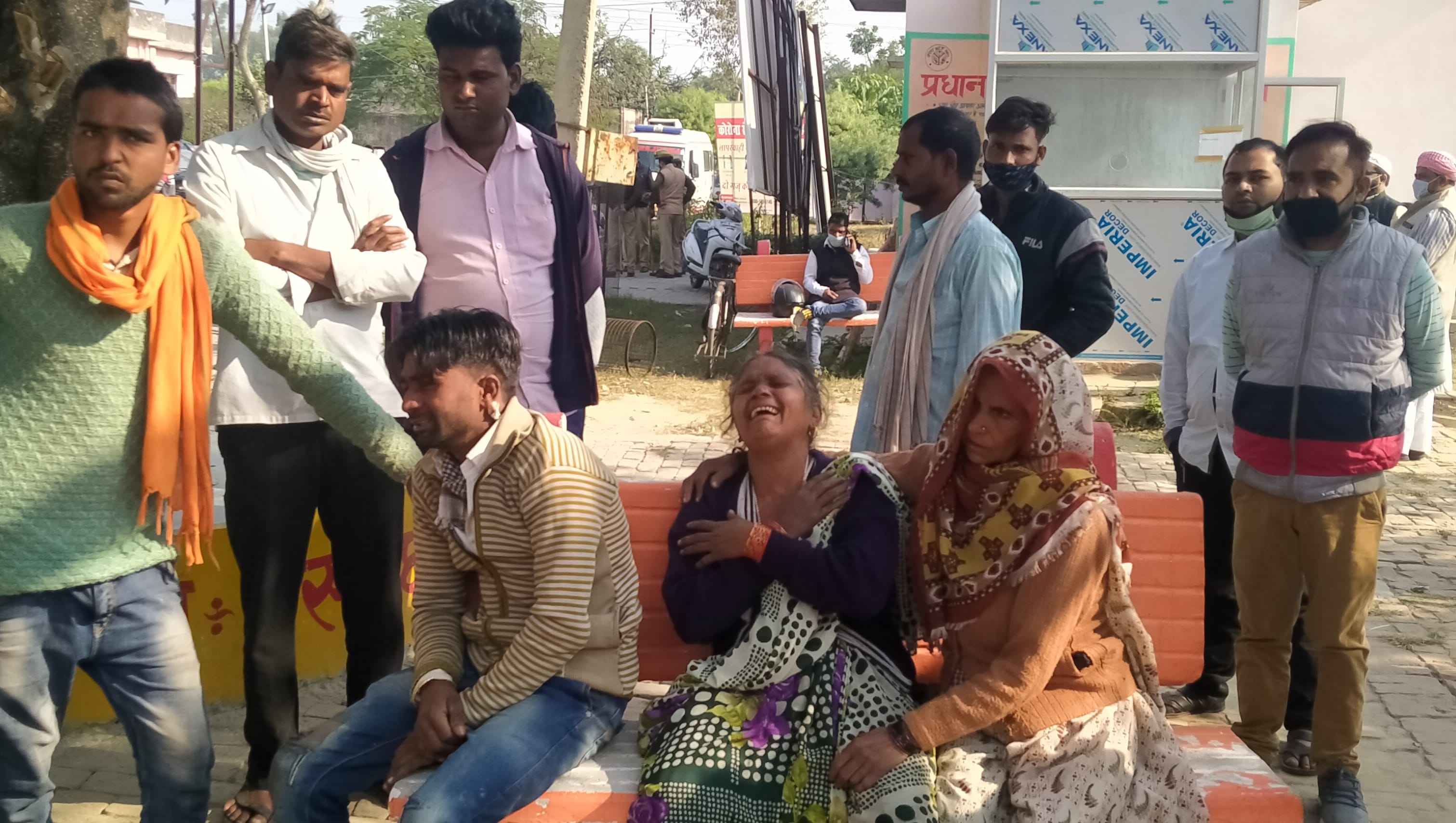08ड्ड धामपुर सीएचसी में विलाप करते मृतका के परिजन।