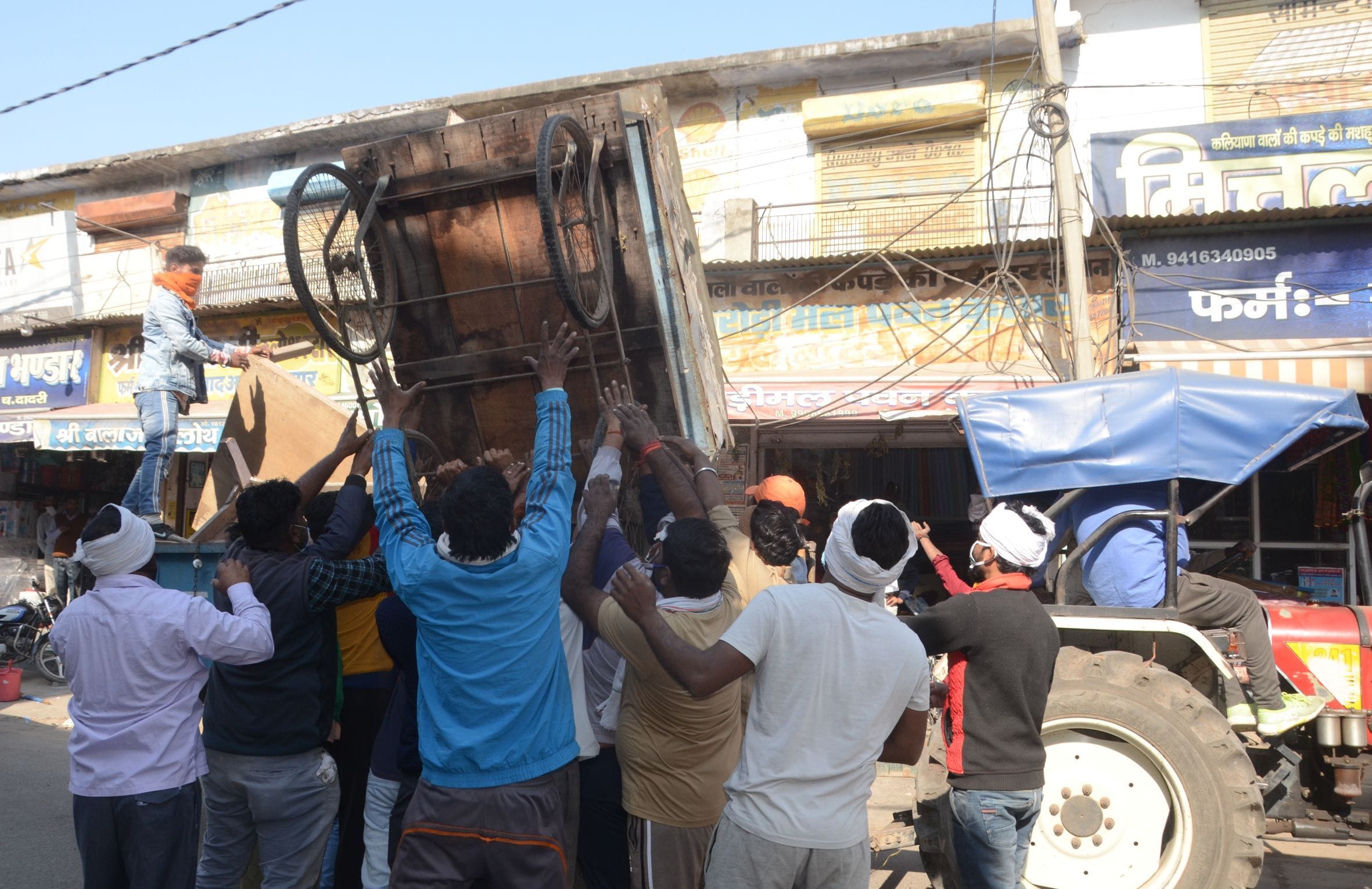 14 hawks laden with fruits and goods seized, picked up washing machine placed in front of shops in electronic market 14 hawks laden with fruits and goods seized, picked up washing machine placed in front of shops in electronic market