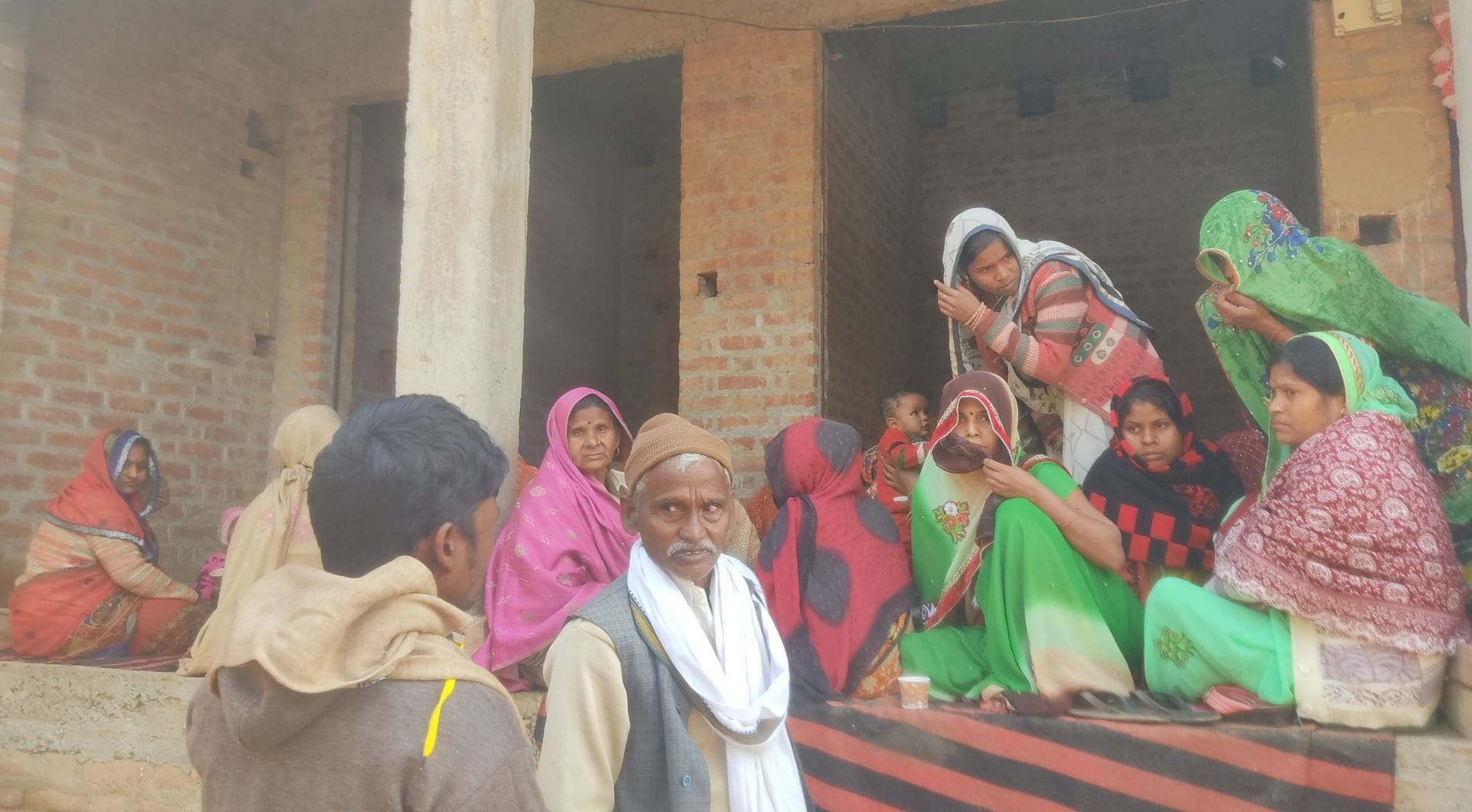 फोटो संख्या 21 विलाप करते परिजन
