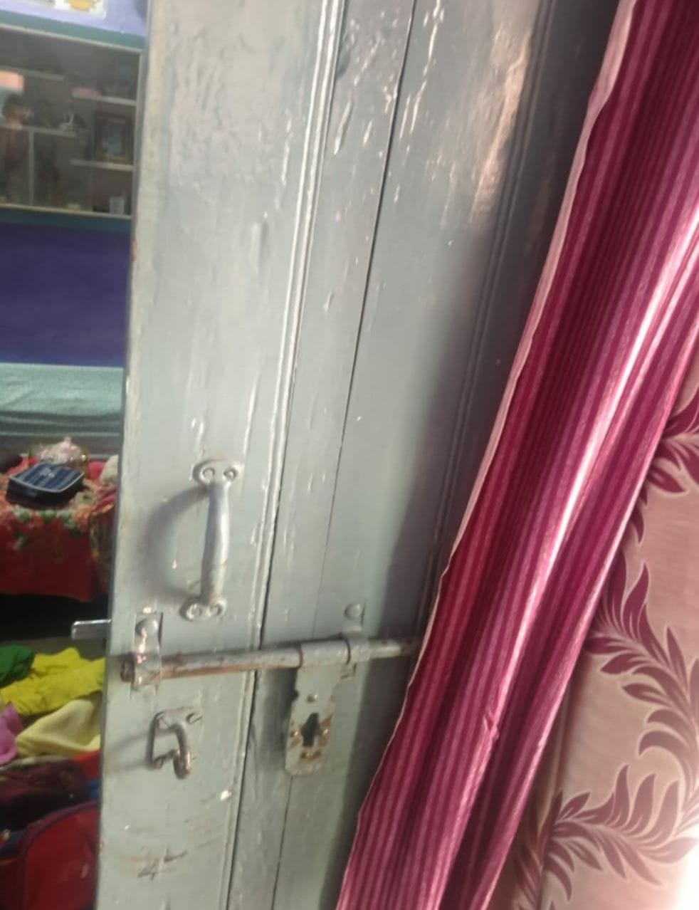 फोटो संख्या 36 व 37 इकदिल कस्बा में चोरो ने मोहल्ला छिपैटी निवासी पूर्व प्रधानाचार्य रवींद्र नाथ भ? फोटो संख्या 36 व 37 इकदिल कस्बा में चोरो ने मोहल्ला छिपैटी निवासी पूर्व प्रधानाचार्य रवींद्र नाथ भ?