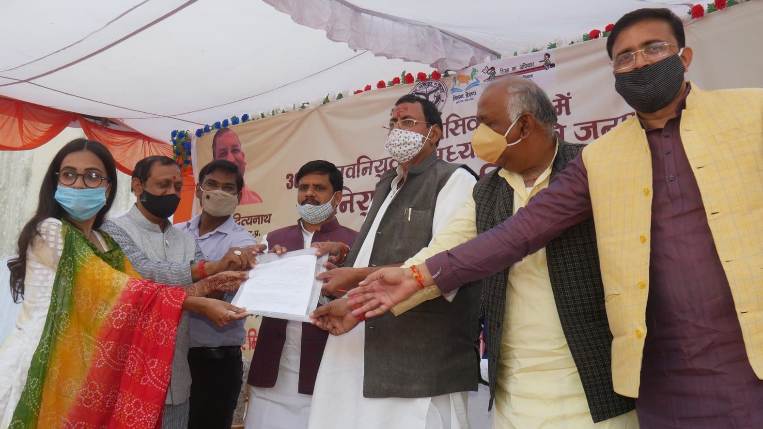 शिक्षकों को नियुक्ति पत्र वितरण समारोह के मंच पर  नियुक्ति पत्र देते राज्यसभा सासंद,विधायकगण,भा?