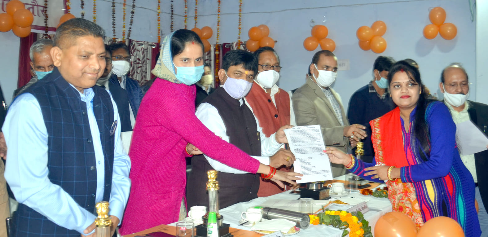 बिजनौर में बीआईसी में शिक्षिका को नियुक्ति पत्र देते जिले के प्रभारी मंत्री कपिलदेव अग्रवाल व अ? बिजनौर में बीआईसी में शिक्षिका को नियुक्ति पत्र देते जिले के प्रभारी मंत्री कपिलदेव अग्रवाल व अ?
