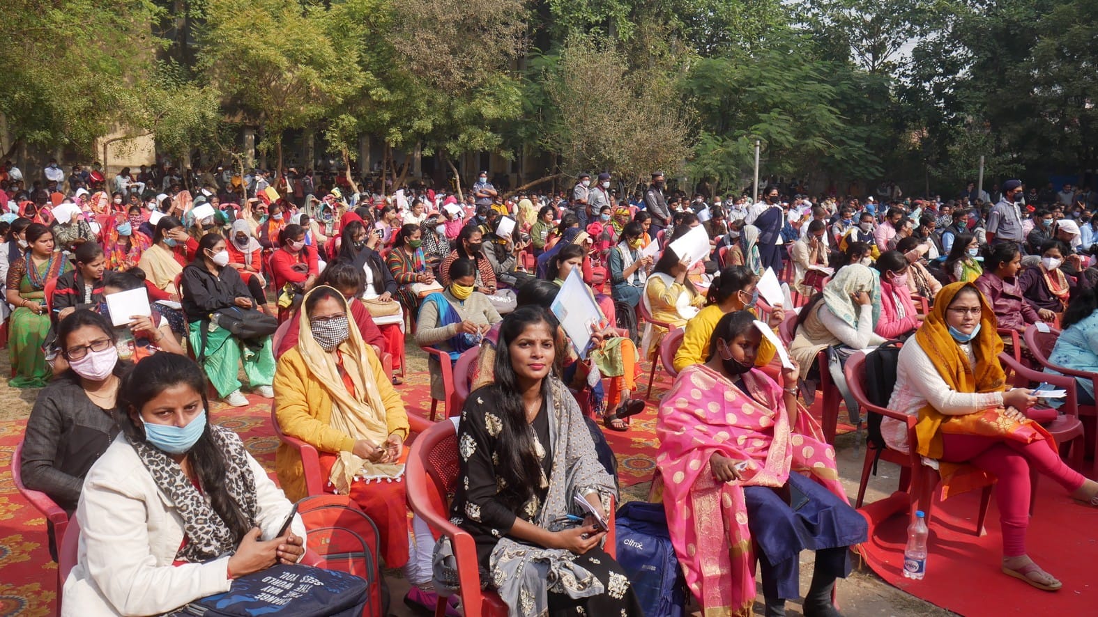 महुवरिया स्थित राजकीय इंटर कालेज के परिसर में शिक्षकों को नियुक्ति पत्र वितरण में बैठी शिक्षकाए