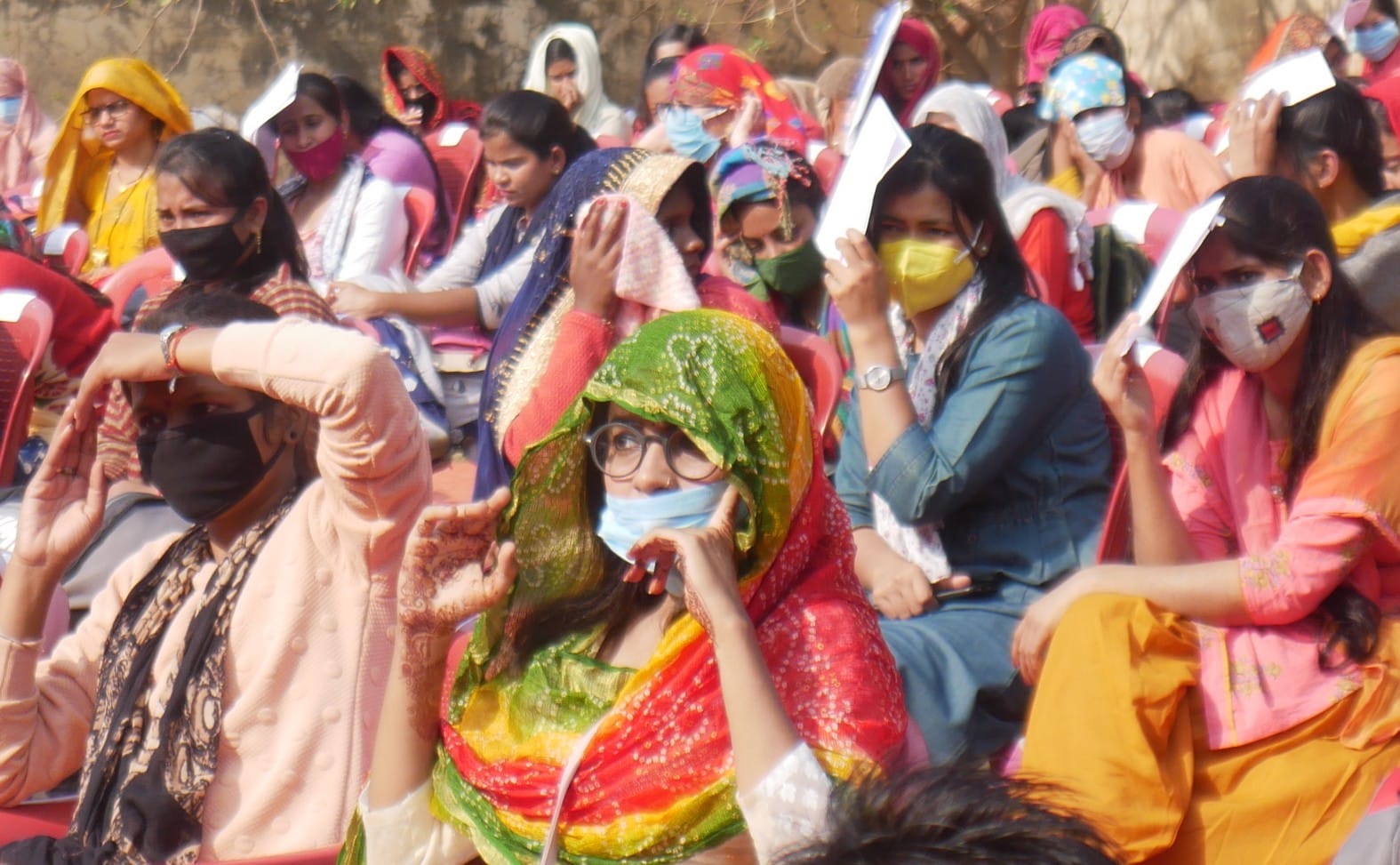 महुवरिया स्थित राजकीय इंटर कालेज के परिसर में शिक्षकों को नियुक्ति पत्र वितरण में धूप से बचने की 