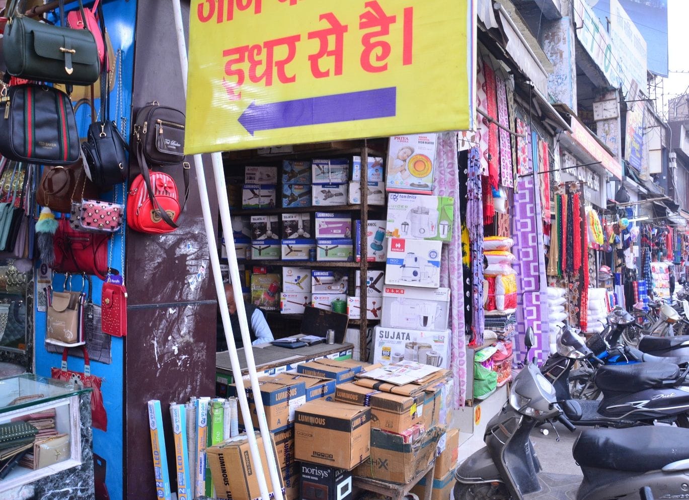 रुड़की रोड पर पालिका मार्केट के दुकानदारों द्वारा किया अतिक्रमण की भेंट चढ़ा जीने के रास्ते व फु? रुड़की रोड पर पालिका मार्केट के दुकानदारों द्वारा किया अतिक्रमण की भेंट चढ़ा जीने के रास्ते व फु?